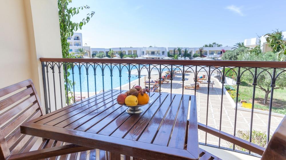 El Mouradi Gammarth Hotel Exterior photo A balcony